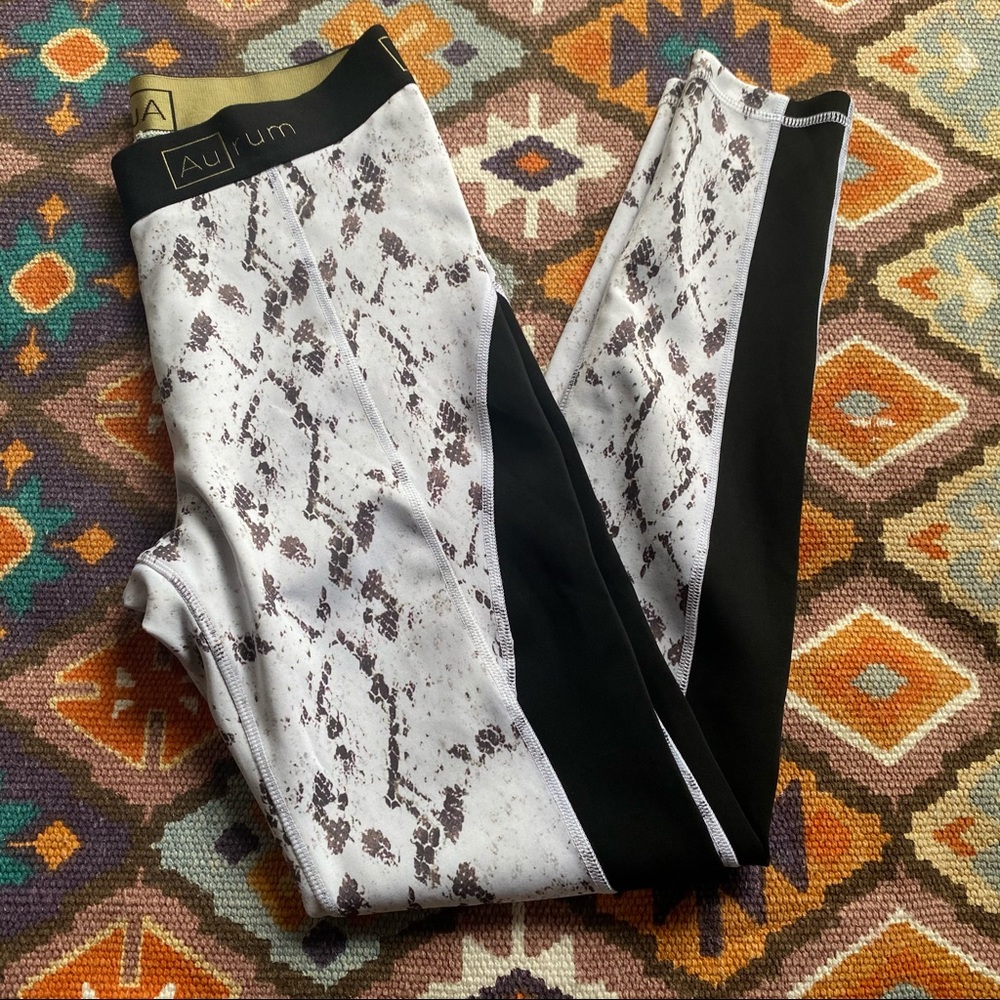 Aurum Women’s White Snake Print Leggings Small Pet